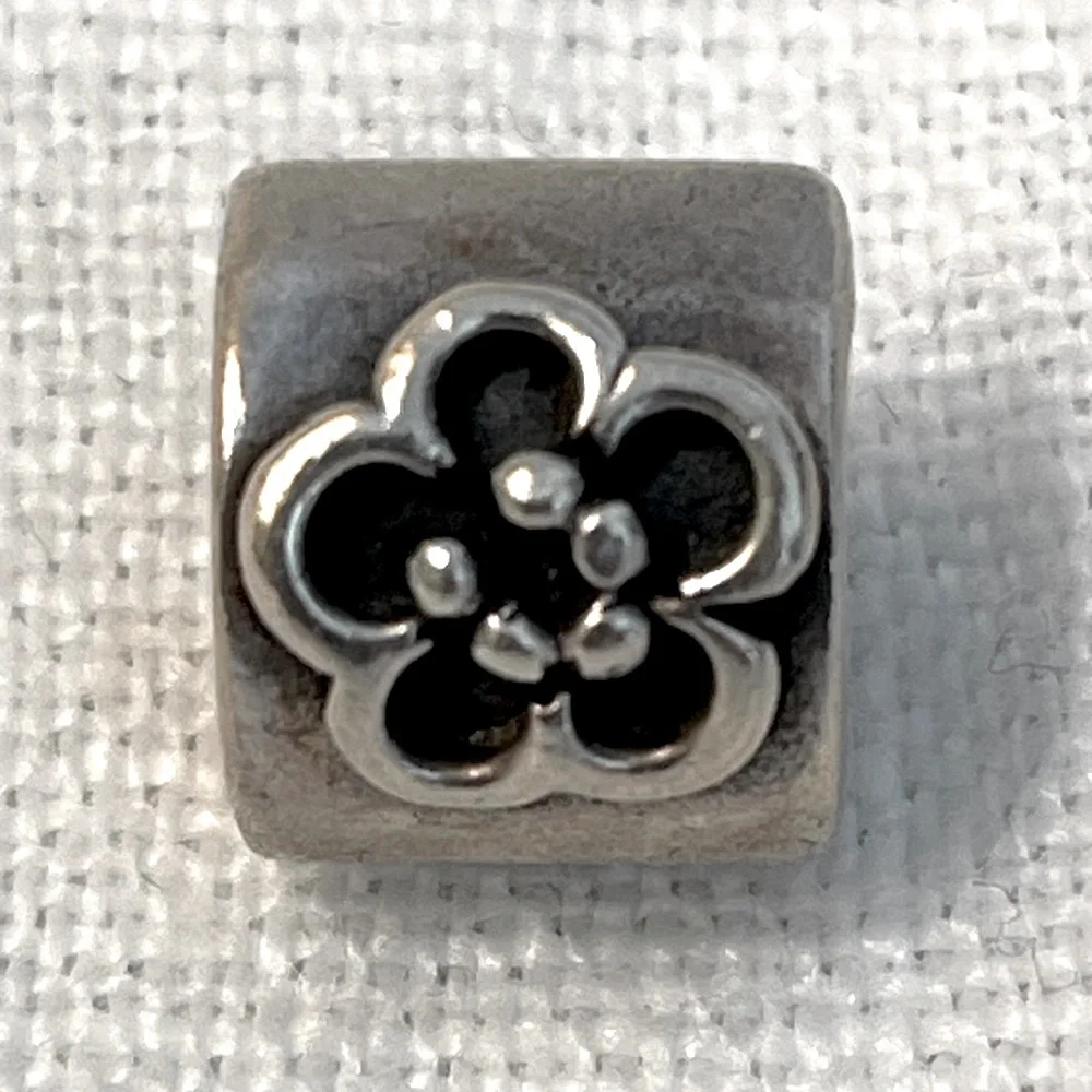 Authentic Pandora Authentic Retired Sterling Silver Daisy Bead - Picture 2 of 4